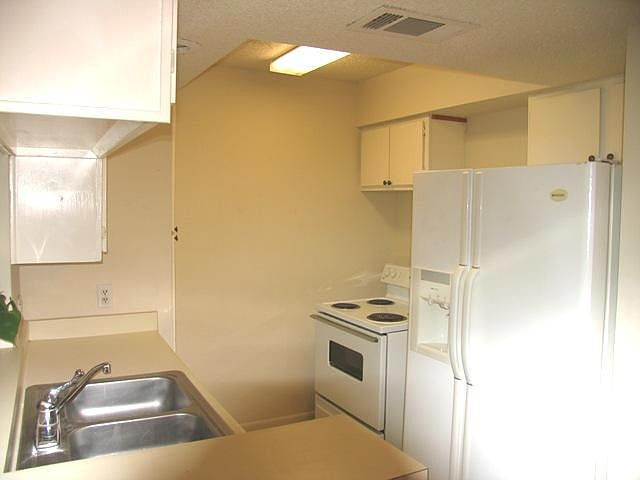1st image of 3919 Fairmont Pkwy APT 209