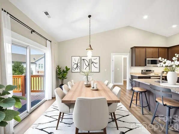 457 Riverwind Dr, Hendersonville, NC 28739