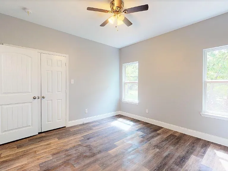 114 E Oak St — Photo 9