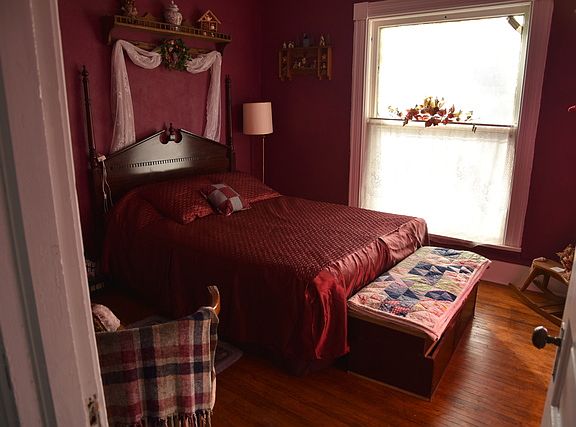 3rd image of 412 E Lyle St