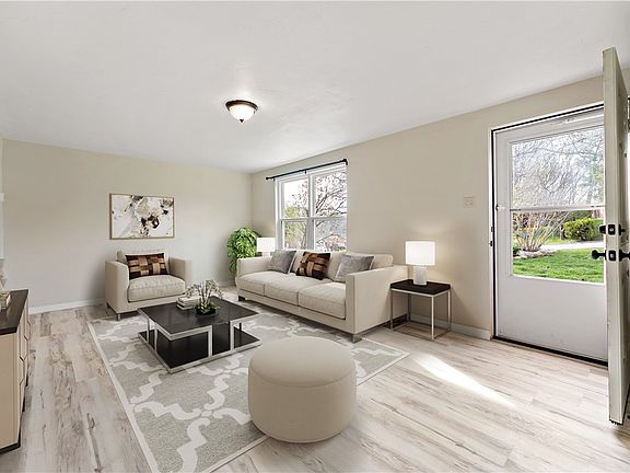 4th image of 208 Creston Dr