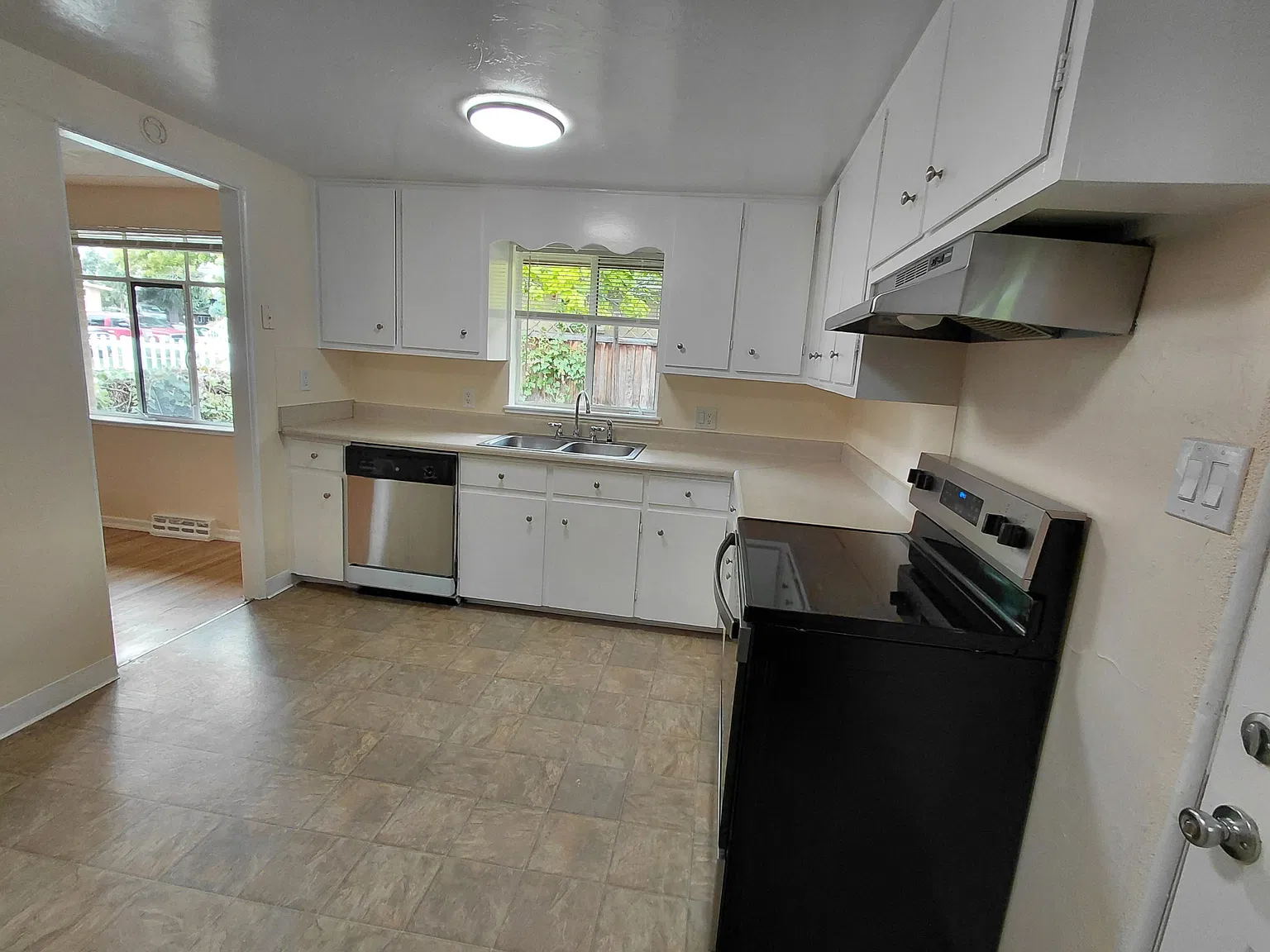 3 bed, 975 sqft, $1,995 — Photo 3