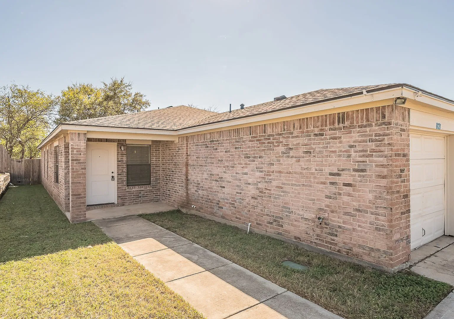 Spacious 3 Bed, 2 Bath Duplex — Photo 1