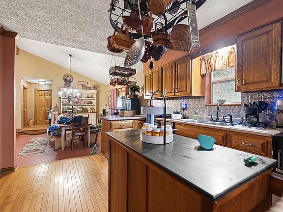 4th image of 35 Hollan Ln