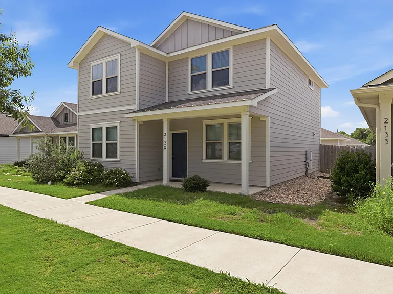 2129 Pecan Island Dr — Photo 1