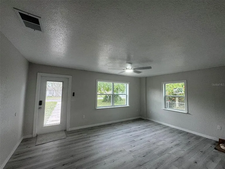 2549 Olive Ave — Photo 5