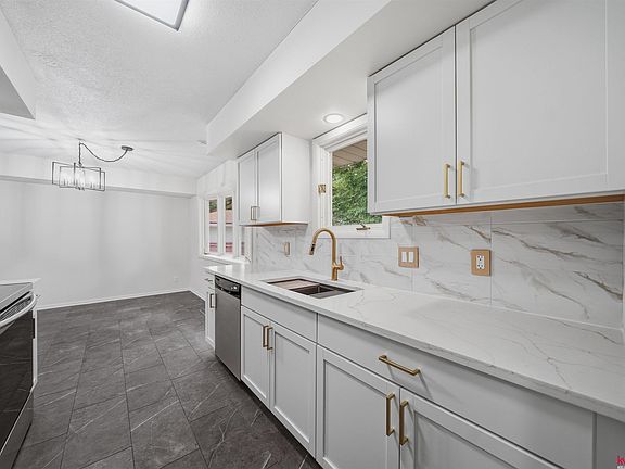 3rd image of 4508 Hallcliffe Rd