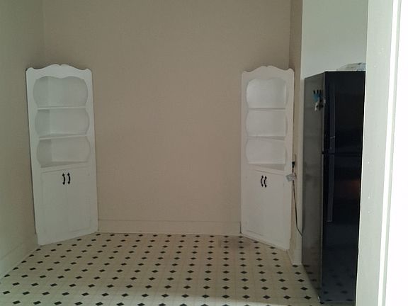 2nd image of 505 E Locust St APT A