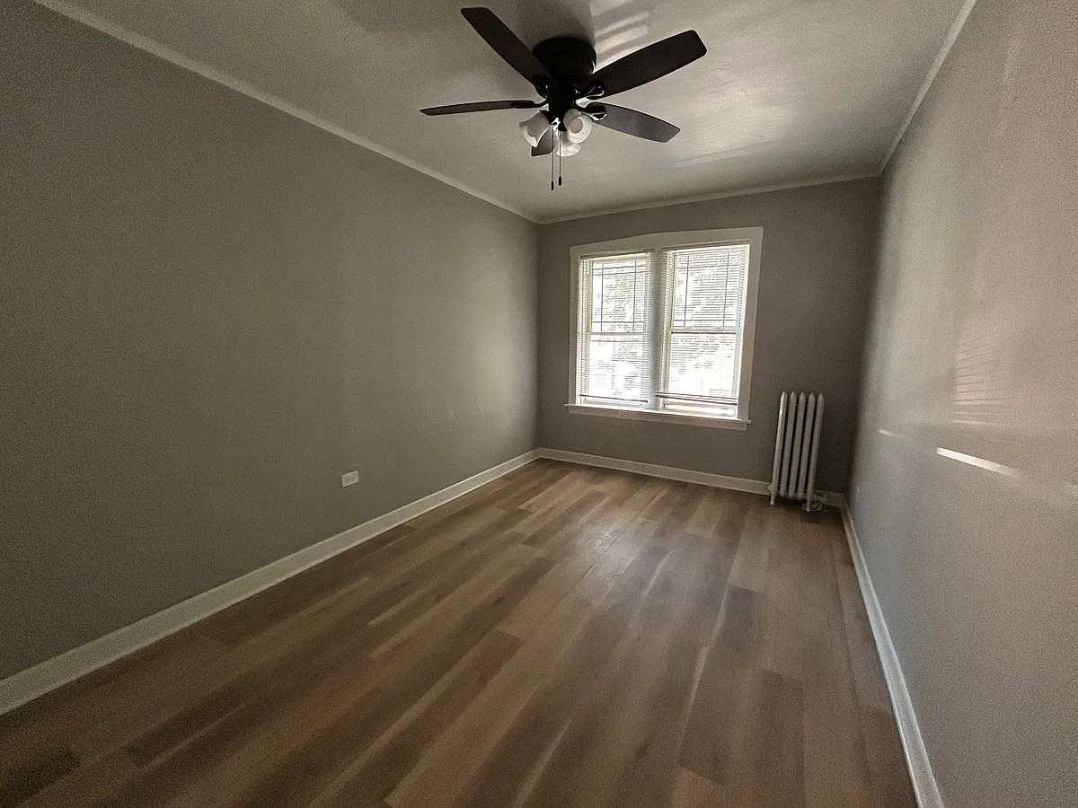 Building Photo - 5011 N Harding Ave #2