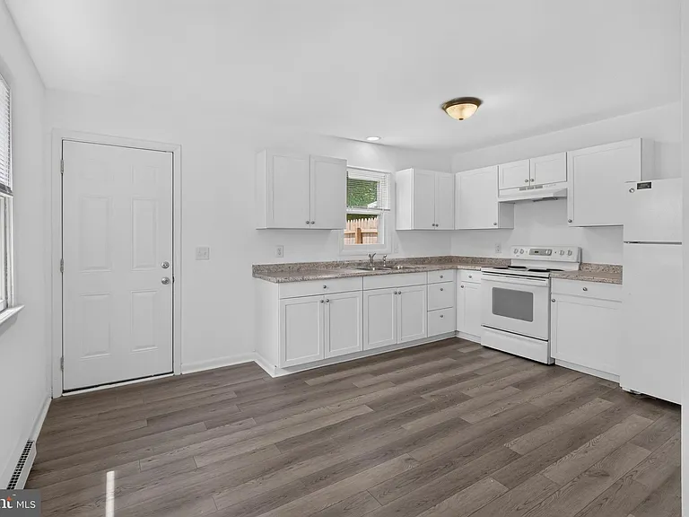 351 Calvert St — Photo 14