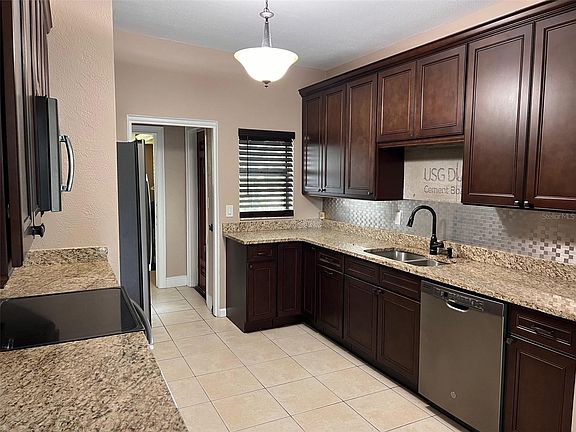 3rd image of 18 Jackson Ct