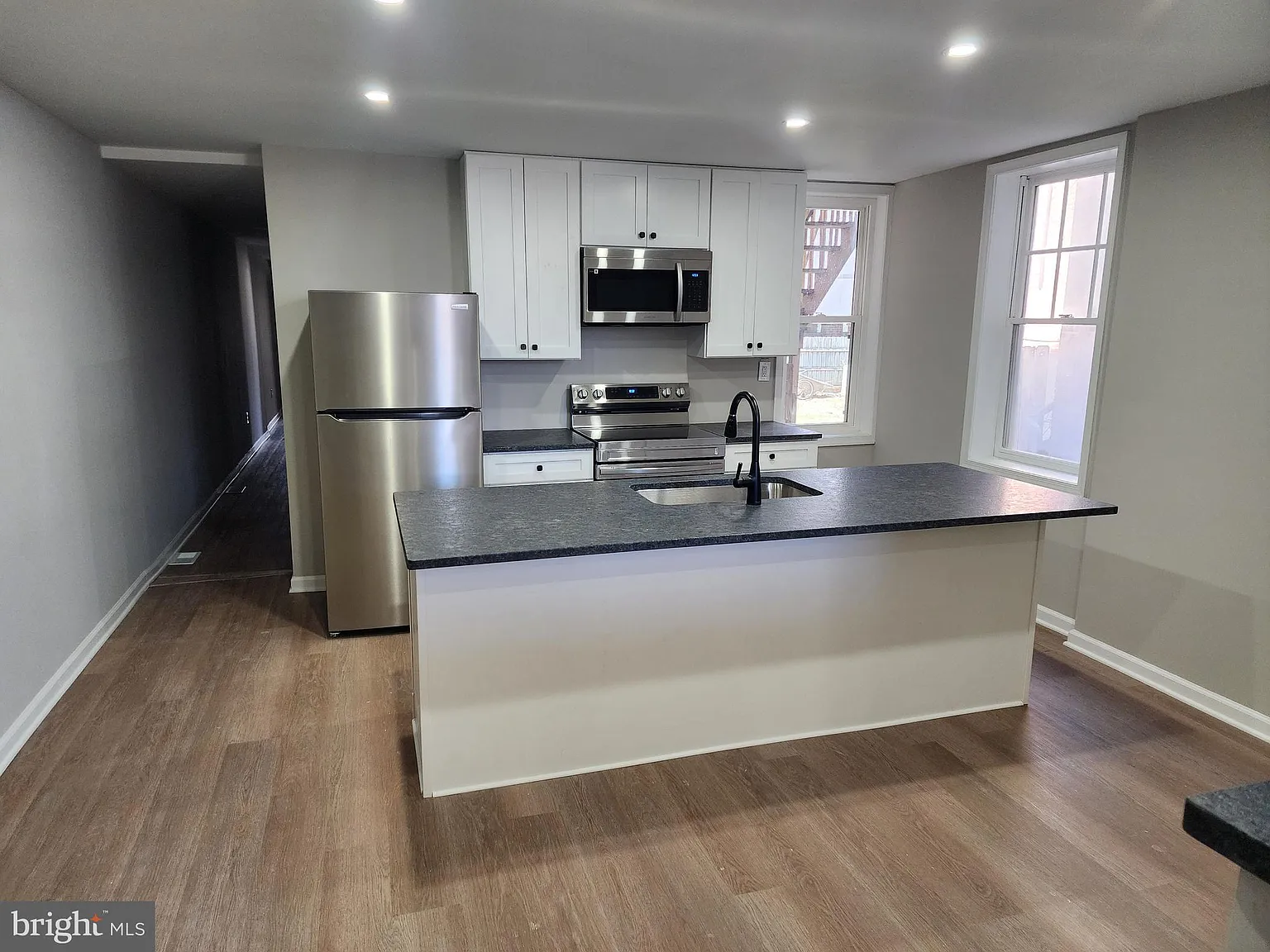 3 bed, 1000 sqft, $1,600 — Photo 4