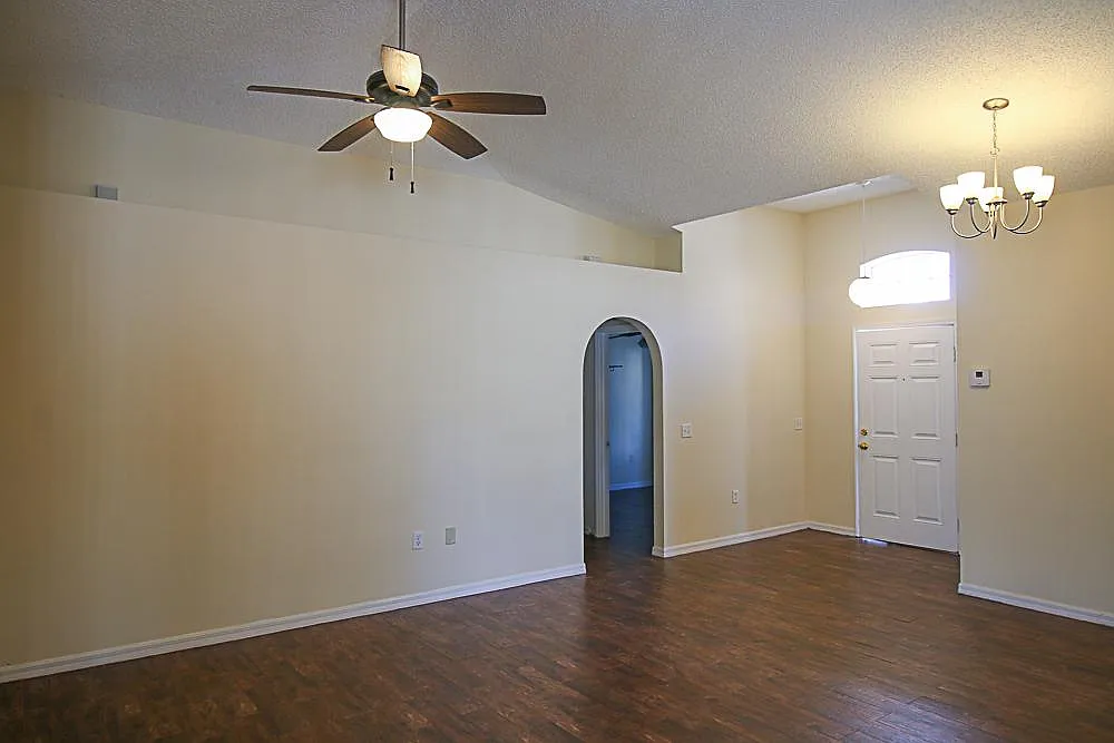 3 bed, 1465 sqft, $1,999 — Photo 4