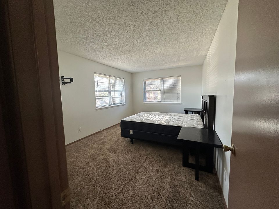 2nd image of 104 Golden Sand Dr #C