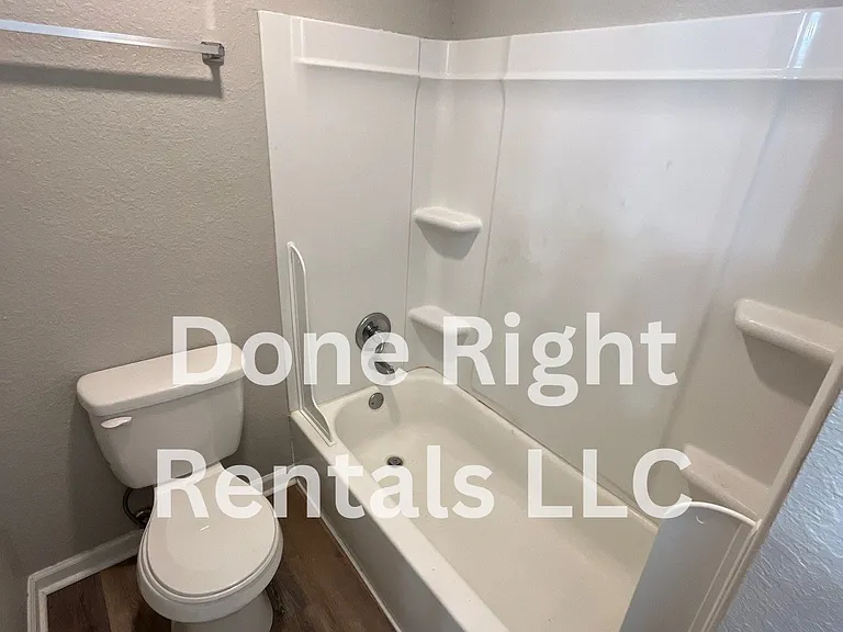 2020 Oak St #2020 — Photo 6