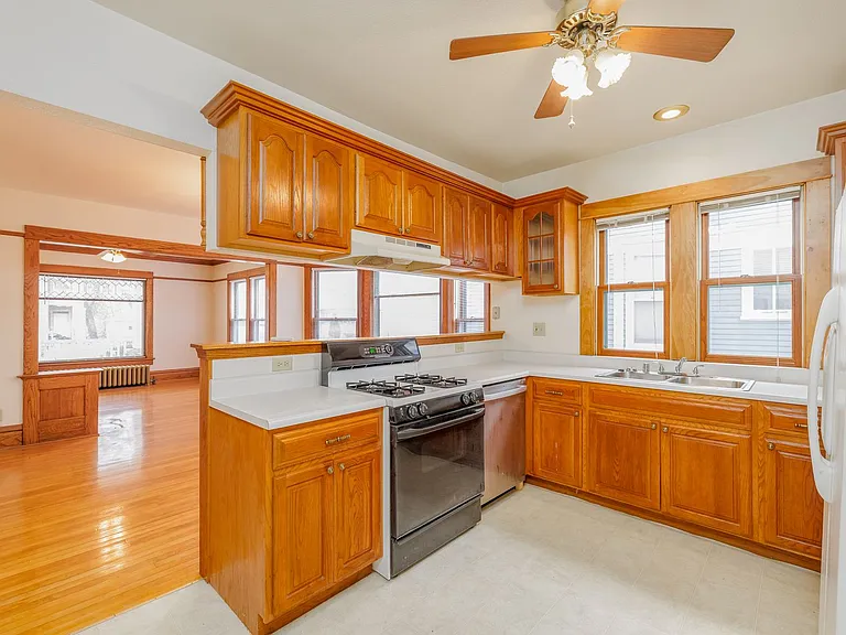 547 Jefferson St — Photo 13