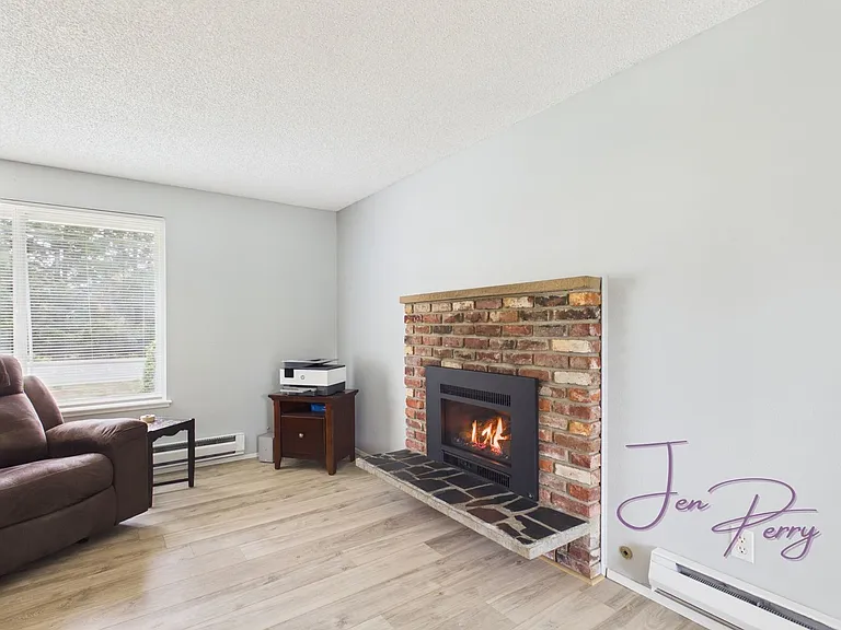 2274 Thornton St — Photo 10