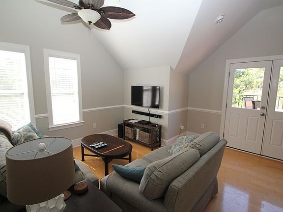4th image of 204 West Park