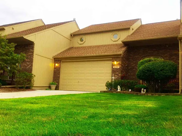 2137 Crystal Dr #136, Rochester Hills, MI 48309