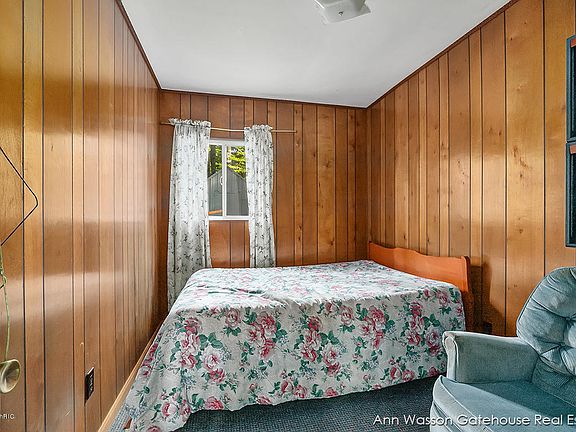 5th image of 924 W Lynn St