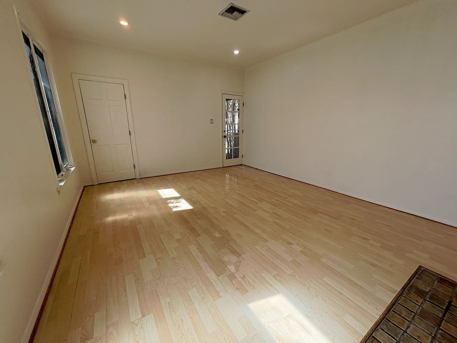 950 N Harper Ave — Photo 4