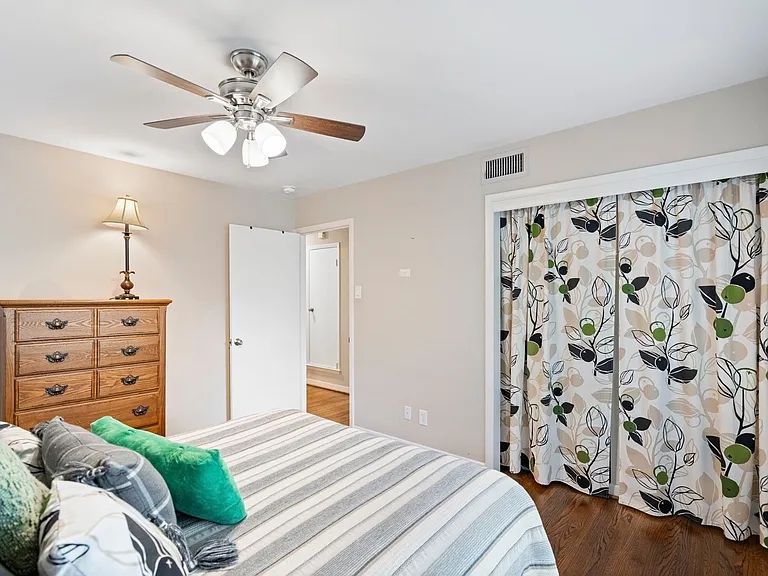 9203 Livenshire Dr — Photo 22