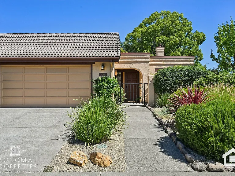 424 La Quinta Ln — Photo 2