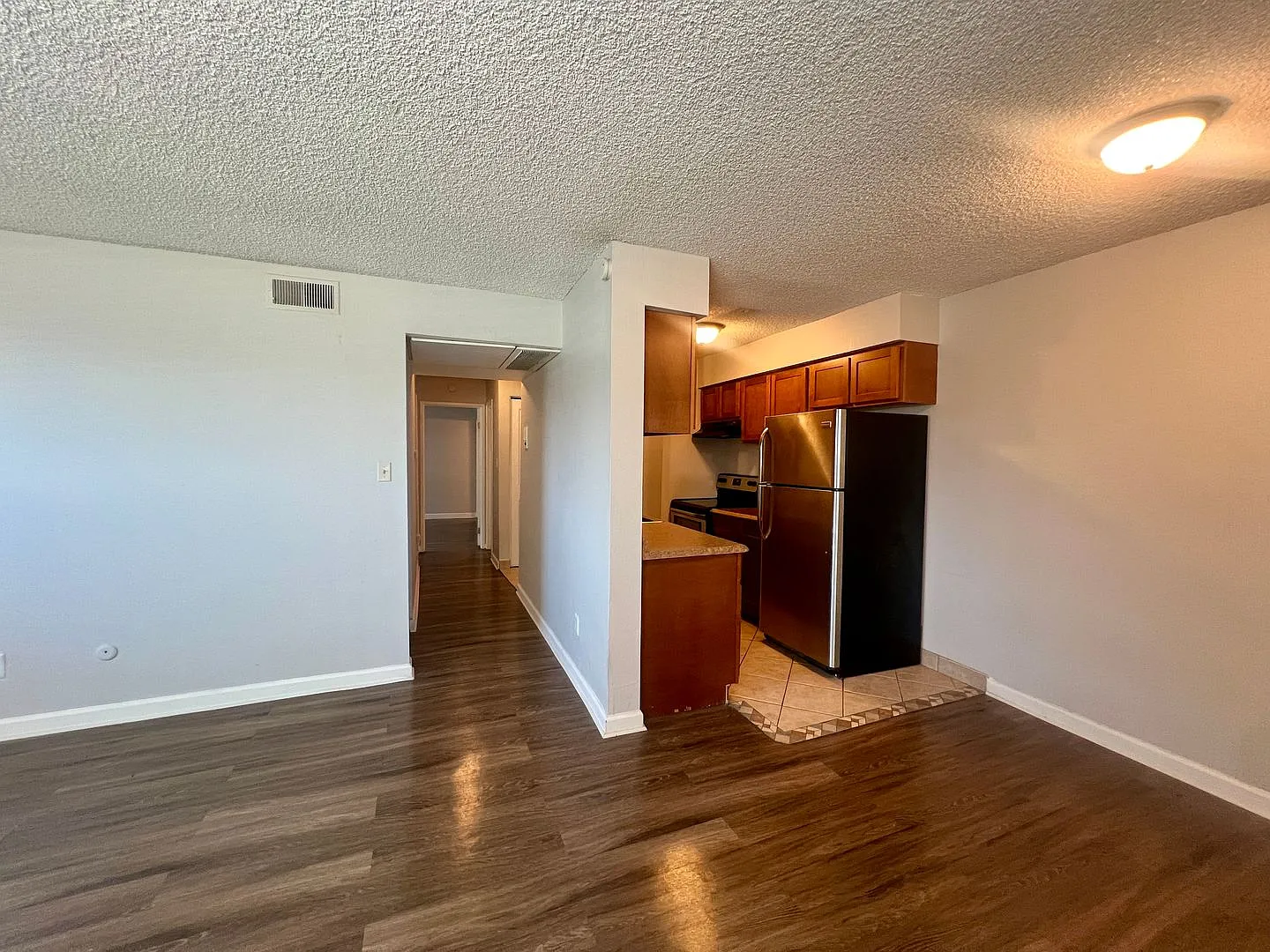 Spacious 2 Bed 1.5 Bath Condo in Hamden South — Photo 3
