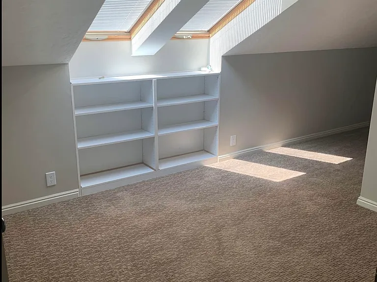 upstairs accessory room (office or sitting room, could be used as a bedroom