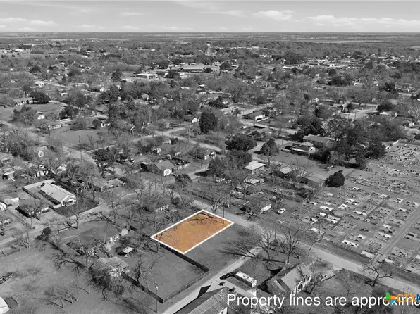 204 S Karnes Ave, Cameron, TX 76520