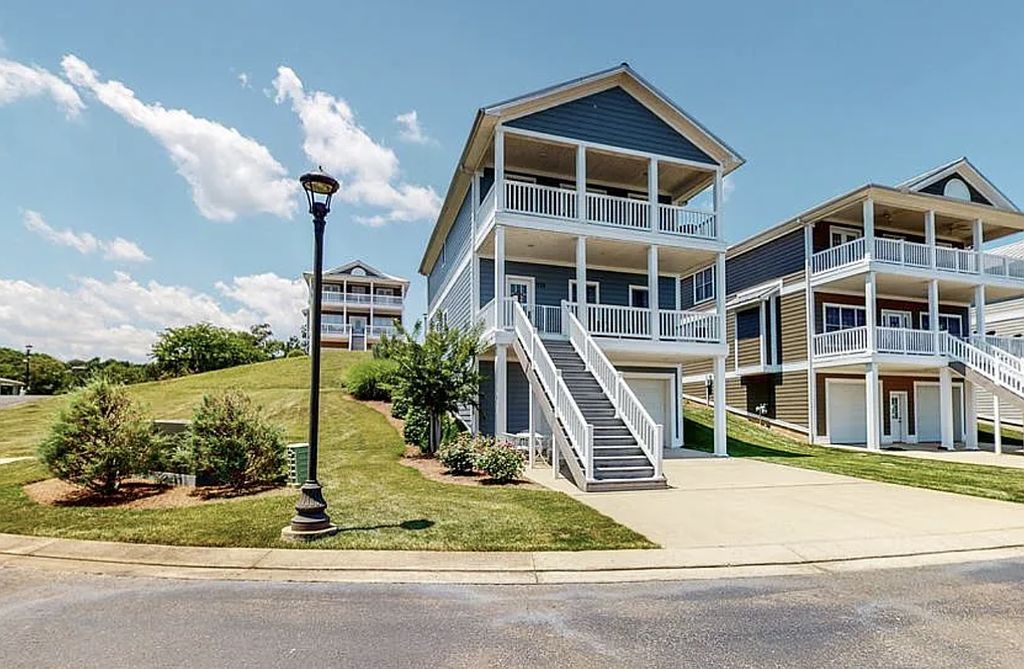 328 Breakers Bend Dr - Property Image