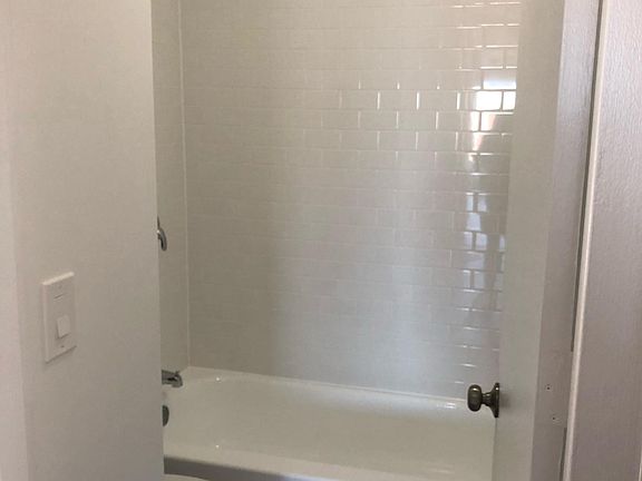 5th image of 2020 N Lincoln Park W APT 5M