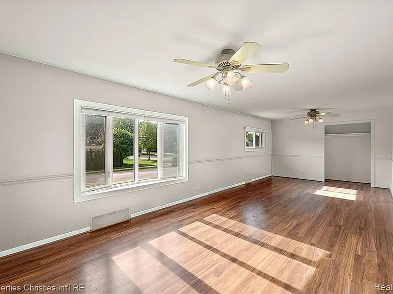 735 Novi St — Photo 8