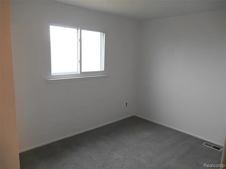 1440 W Elmwood Ave — Photo 14