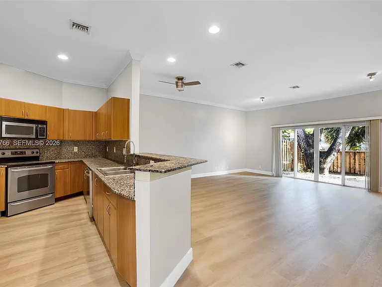 2929 SW 18th Ter — Photo 5