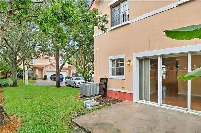 3 bed, 2.5 bath, 1520 sqft, $1,100 — Photo 1