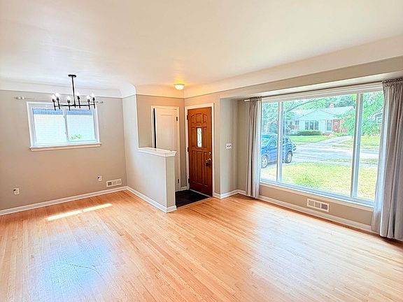 3rd image of 1718 Cresthill Ave