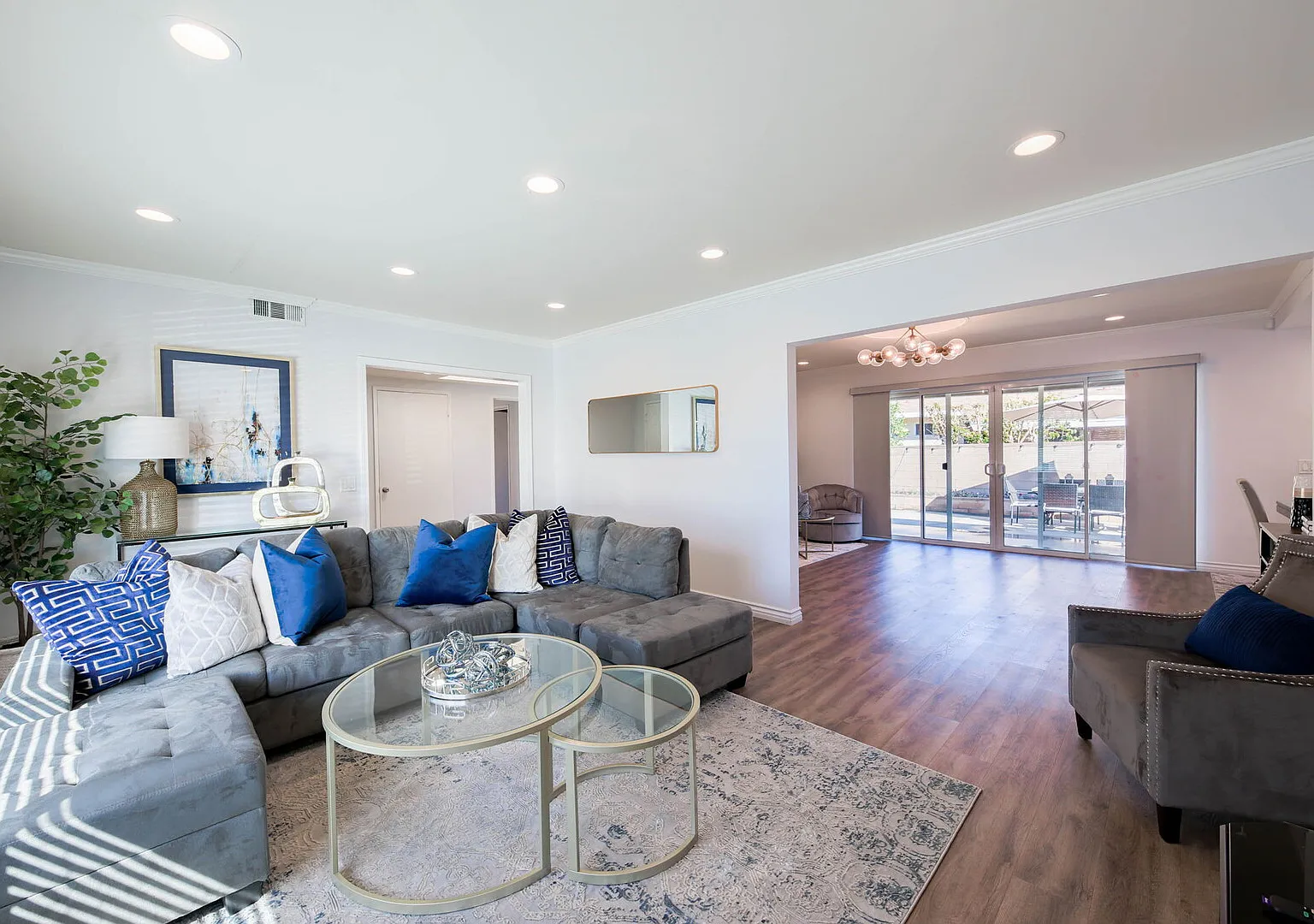 5 Bedroom 3 Bathroom Cozy Comfy Private Home w/Gate and Patio — Photo 1