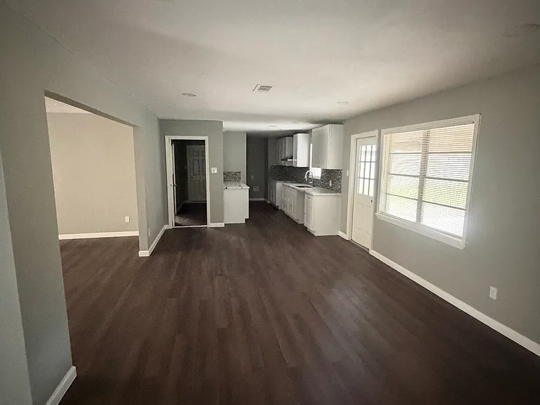 2711 Mulberry Ln — Photo 2