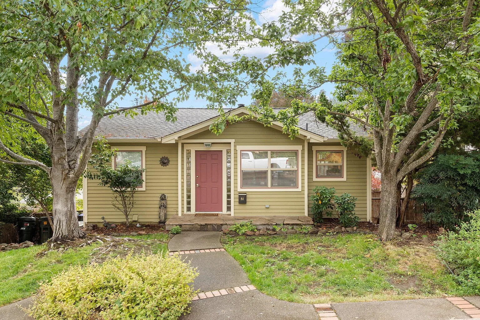 84 Pine St photo 1