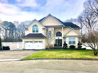 10 Debron Court, Centereach, NY