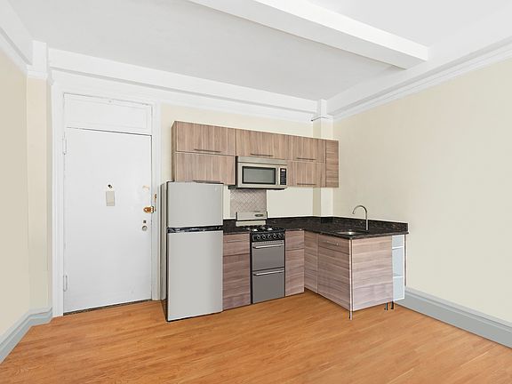 3rd image of 170 W 74th St APT 707
