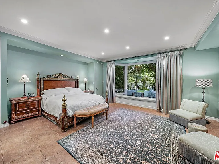 717 N Rodeo Dr — Photo 17