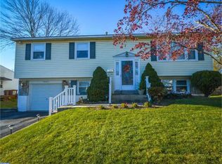 1422 Bradley Ln, Warminster, PA 18974