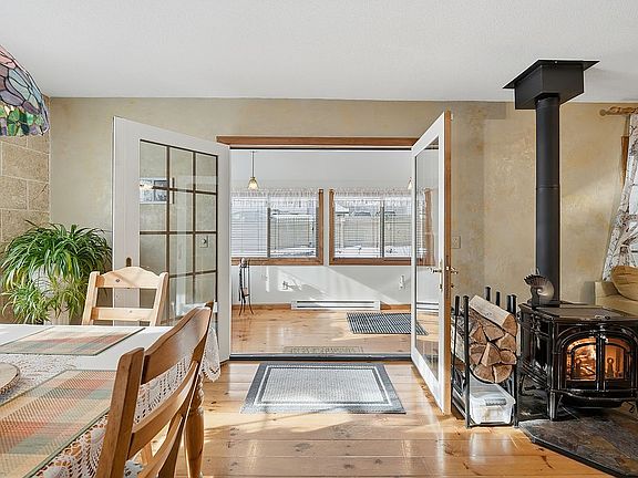 4th image of 79 Larchmont St