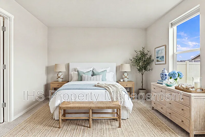 3 bed, 2.0 bath, 1300 sqft, $2,295 — Photo 3