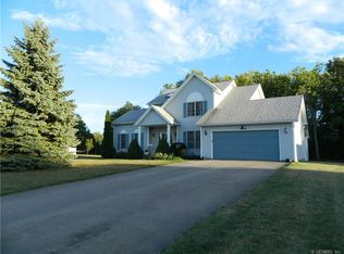 939 Meadow Ridge Ln, Webster, NY 14580