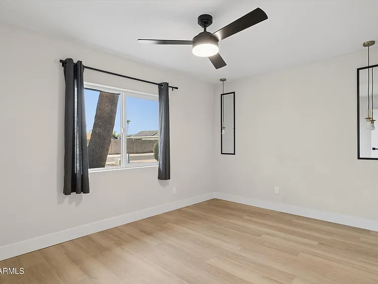 5117 E Beck Ln — Photo 17