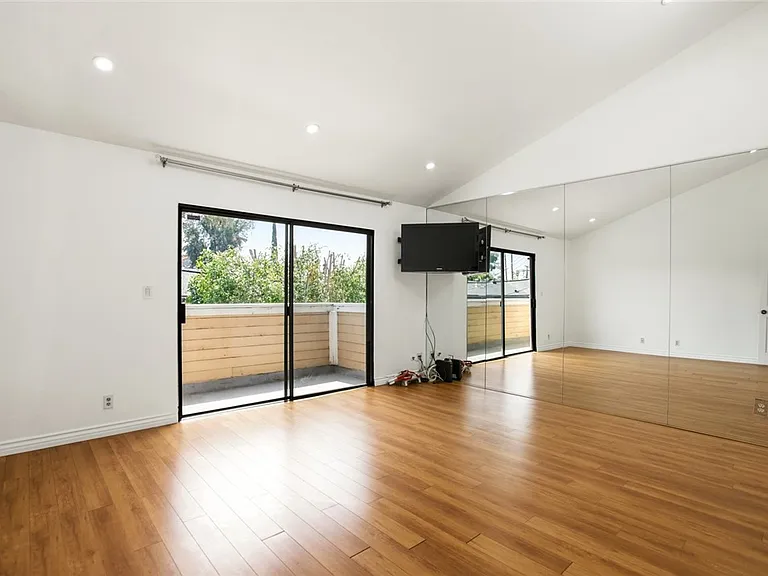 5340 Wilkinson Ave #6 — Photo 17