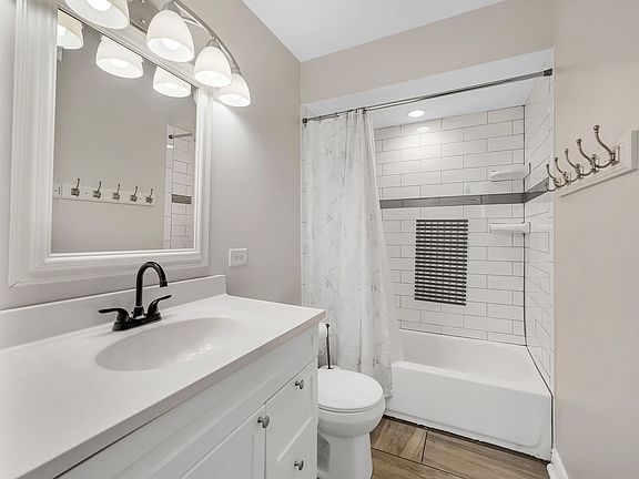 4th image of 15324 James Dr